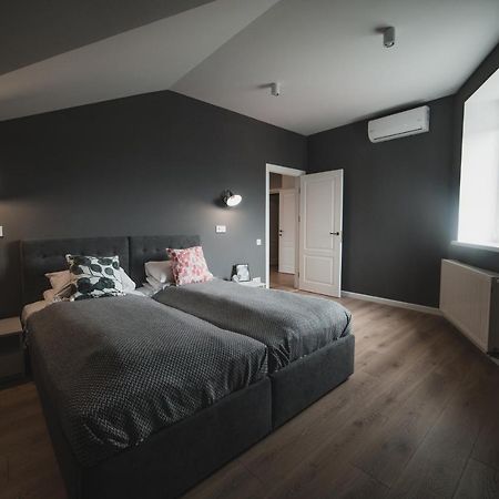 Kostjukowski Apartments Mudroho 12 V Lviv Bagian luar foto