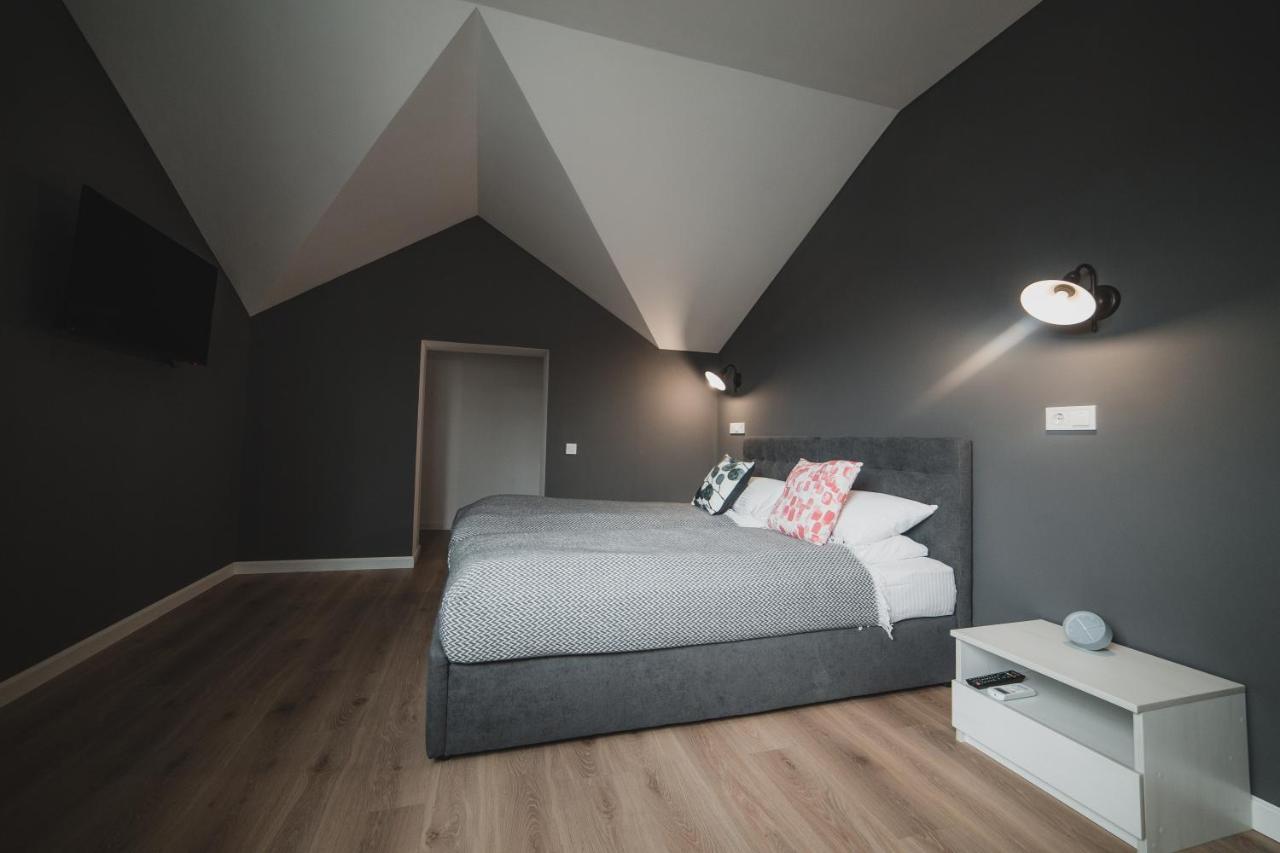 Kostjukowski Apartments Mudroho 12 V Lviv Bagian luar foto
